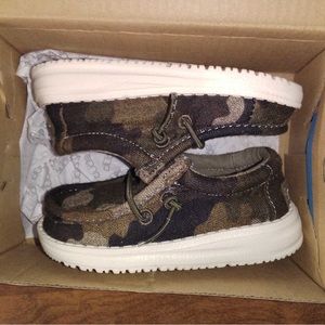 Camo toddler hey dude size 5